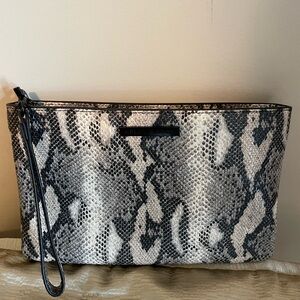 Elegant Black and White Snake Print Clutch
Kelly Wynne